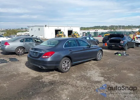 2015 Mercedes-Benz C 300 4Matic z USA, uszkodzony, nr VIN 55SWF4KB6FU034628